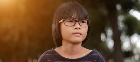 retrato de criança usando óculos com desfoque de fundo, criança usando óculos foto