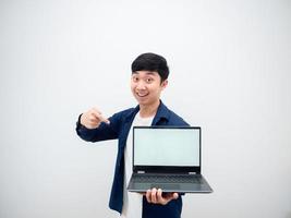 homem asiático, alegre, aponta o dedo para o laptop em sua mão, rosto feliz em fundo branco foto