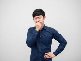 homem asiático se sente triste e chora fecha a boca com a mão no retrato de fundo branco foto