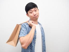 homem confiante rosto gesto carregar sacola de compras fundo branco retrato foto