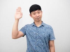 homem asiático camisa azul mão para cima rendição foto