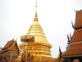 muitos viajantes no belo templo da tailândia em chiangmai dezembro de 2018, a cultura do povo tailandês no templo belo pagode dourado foto