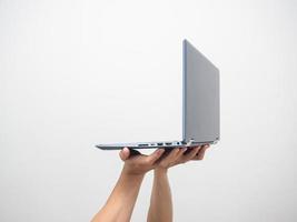 mão de vista lateral segurando laptop isolado branco foto