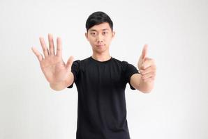 jovem asiático camisa preta contar de um a dez à mão meio corpo em fundo branco isolado, homem contando o conceito de número foto