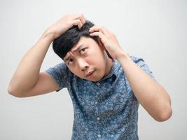 retrato homem camisa azul se preocupe com cabelos grisalhos, homem se preocupe com a perda de cabelo foto