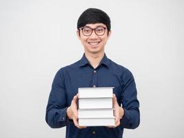 homem asiático de óculos segurando livro sorriso feliz rosto retrato fundo branco foto