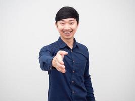 rosto de sorriso de homem asiático e alegre dar a mão para verificar o fundo branco do retrato da mão foto