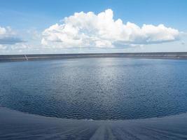 água no reservatório na paisagem montanhosa com turbina eólica e nublado no céu azul, represa na tailândia foto