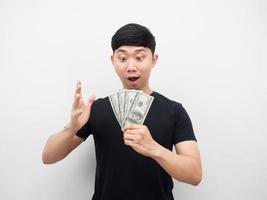 homem se sentindo surpreso com dinheiro na mão foto