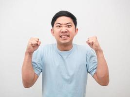 homem se sentindo muito zangado, mostre o punho para cima, gesto de homem asiático, emoção zangada, branco isolado foto