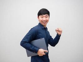 homem asiático alegre segurando laptop sorriso feliz indo para o conceito de trabalho em fundo branco foto