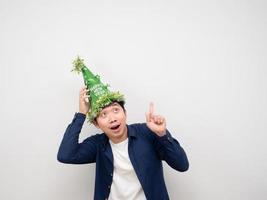 homem de chapéu verde se sentindo feliz apontar o dedo para cima no espaço da cópia foto