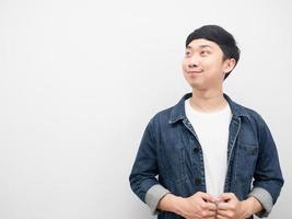 homem camisa jeans sorrindo feliz emoção olhando para o espaço da cópia foto