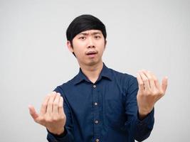 gesto de homem asiático acenar com duas mãos diga vamos desafio conceito retrato fundo branco foto