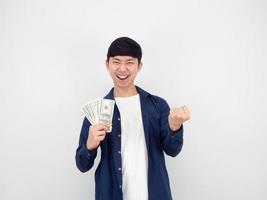 homem bonito feliz e mostra dinheiro na mão e punho no fundo branco isolado foto