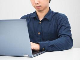 homem sentado na mesa usando laptop para trabalhar fundo branco foto