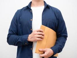 homem segurando documento de envelope na mão tiro de colheita foto