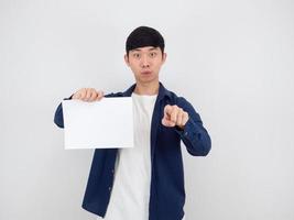 homem asiático bonito segurando ponto de papel em branco para você no fundo branco foto