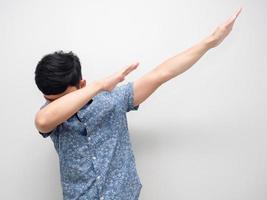 homem camisa azul gesto enxugando dança branco isolado foto