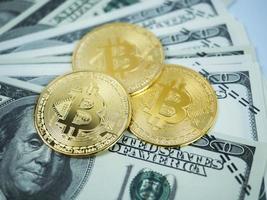bitcoins closeup no conceito de dinheiro digital de dólar de conta de dinheiro foto