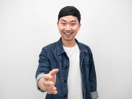 homem alegre camisa jeans sorriso gesto aperto de mão retrato fundo branco foto