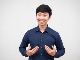 homem alegre asiático sorrindo apresenta-se retrato fundo branco foto