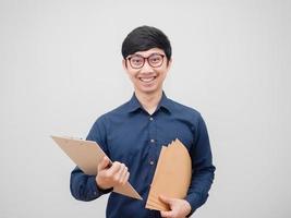 homem asiático de óculos segurando envelope de documento e placa sorriso feliz cara fundo branco conceito de empresário foto