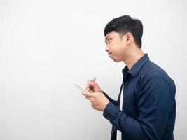 nota de homem no diário e pensando em trabalho olhando para a vista lateral do espaço da cópia foto