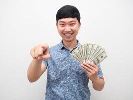 homem de retrato sorrindo segure muito dinheiro aponte o dedo para você foto