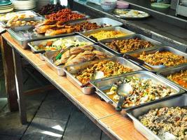 comida tailandesa no mercado, muitos caril de comida tailandesa foto