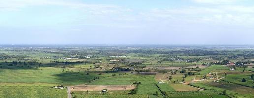 fotos panorâmicas de grande angular de terras agrícolas e aldeias rurais na tailândia, céu claro durante o dia.