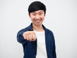 homem asiático alegre mostra punho para você com sorriso feliz retrato foto