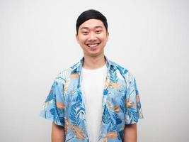 homem asiático camisa azul sorriso feliz retrato foto