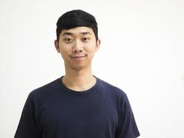 retrato homem asiático sorriso feliz olhando para câmera fundo branco isolado foto