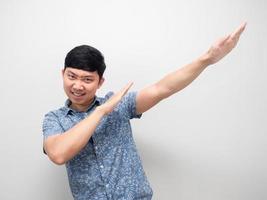 homem asiático camisa azul gesto enxugando dança branco isolado foto