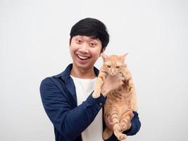 homem feliz sorrindo segurando gato doméstico cor laranja olhando para o fundo branco da câmera foto