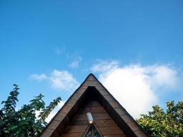 telhado preto com fundo de céu azul, meio-dia e céu azul com telhado foto
