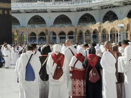 meca, arábia saudita, dezembro de 2022 - peregrinos de outros países estão ocupados rezando perto da kaaba em masjid al-haram em meca. foto