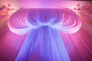 decoração de casamento de luxo com pano branco e joias foto