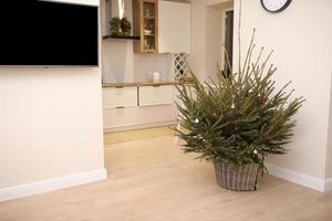linda árvore de natal e tv na sala de estar e cozinha contemporânea. design de interiores foto
