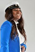 aluna negra usando chapéu de formatura branco sueco foto