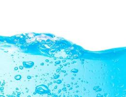 salpicos de água azul e bolhas em um fundo branco, água azul clara e ondas foto