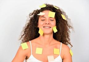 mulher com post-it foto