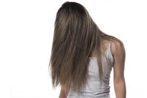 retrato da jovem mulher com cabelo voador. isolado foto