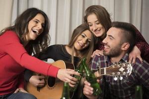 reunião de jovens melhores amigos multirraciais tendo uma festa divertida dentro de casa foto