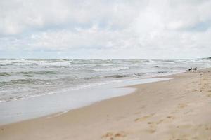 praia de areia no mar Báltico em uma tempestade foto