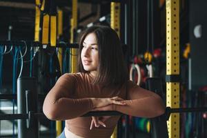 retrato de uma jovem morena em trajes esportivos ativos no ginásio do clube de fitness foto