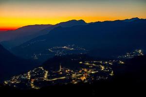 aldeia de montanha ao pôr do sol foto