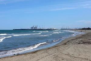 paisagem à beira-mar da costa. porto marítimo no fundo foto