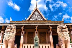 wat phnom é um templo budista localizado em phnom penh, camboja. é a estrutura religiosa mais alta da cidade. foto